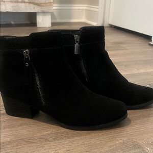 Blondo Black Ankle Booties with Zipper Size 9 Like New!